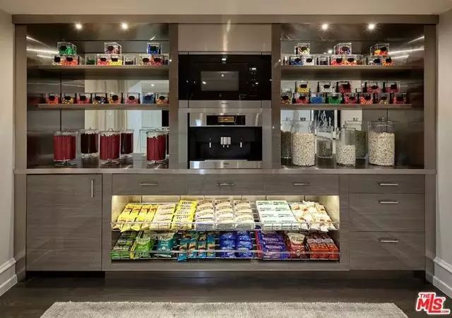 Unlimited Candies in Floyd Mayweather&#039;s house