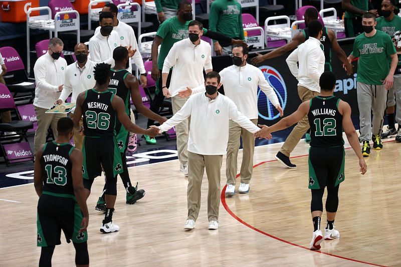Boston Celtics with his players in a game against the Washington Wizards