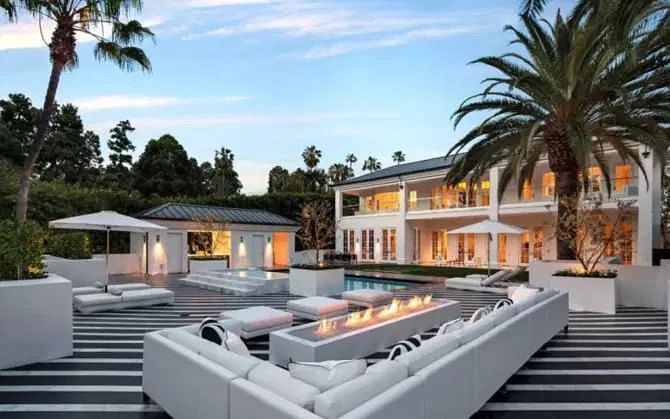 Swimming pool in the backyard of Floyd Mayweather&#039;s house