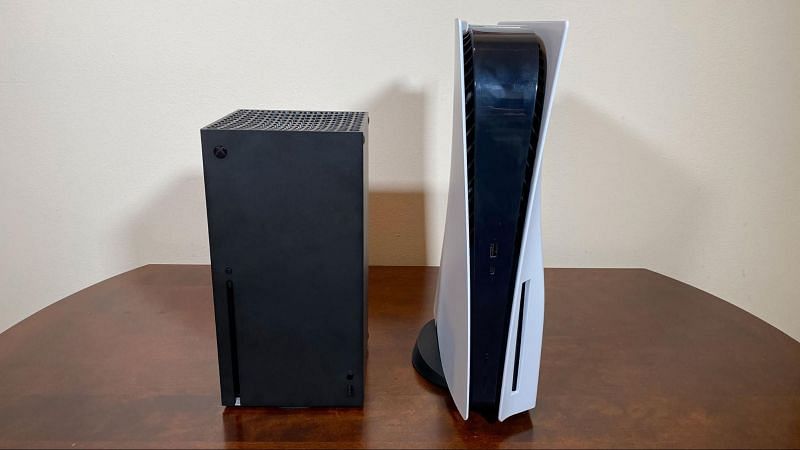 The Xbox Series X next to the PS5 (Image via Tom&#039;s Hardware)