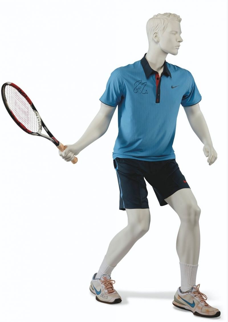 Federer&#039;s outfit and racket from 2009 Roland Garros