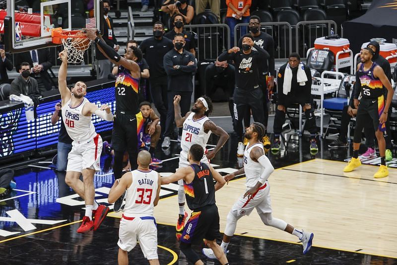 Deandre Ayton #22 dunks the ball over Ivica Zubac #40.