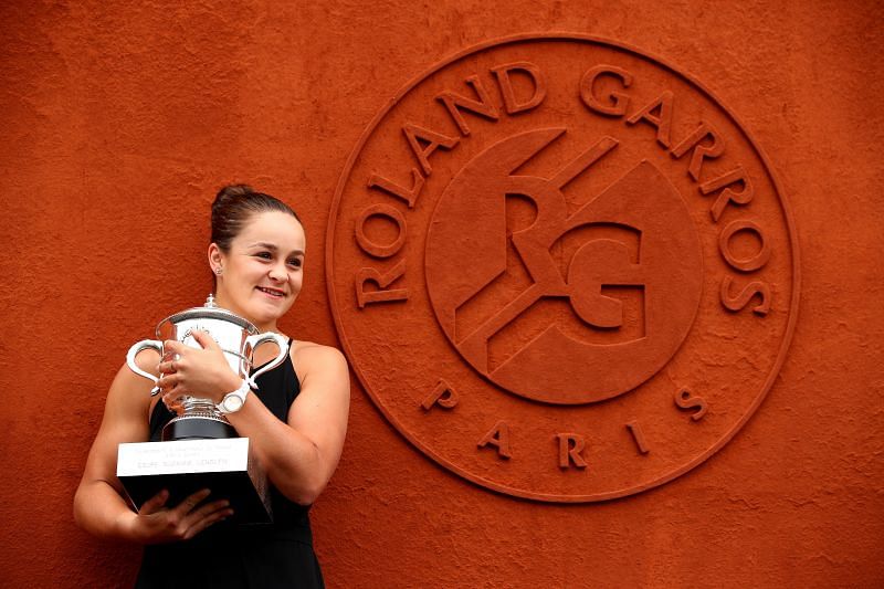 Ashleigh Barty poses with the Coupe Suzanne Lenglen in 2019