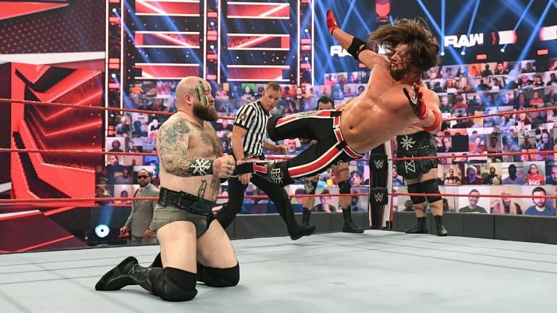 WWE could have kept this match at Hell in a Cell
