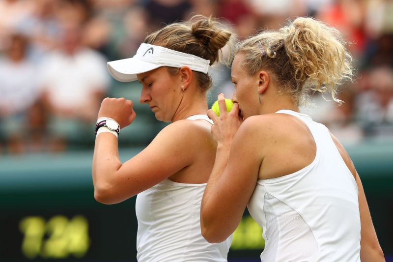 Barbora Krejcikova (L) and Katerina Siniakova