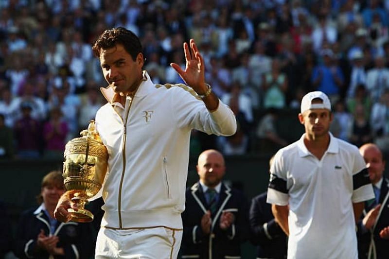 Roger Federer with his sixth Wimbledon title in 2009.