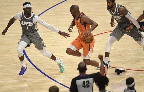 Chris Paul #3 loses a shoe against the LA Clippers.