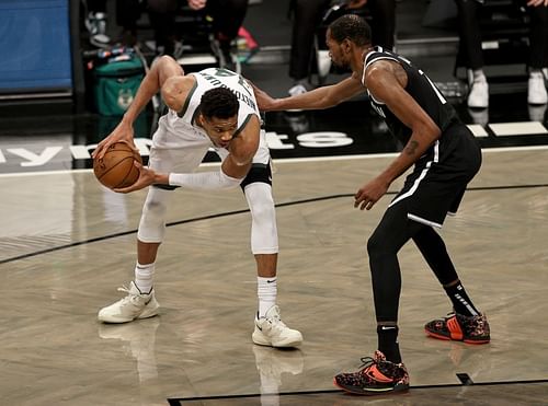 Giannis Antetokounmpo (#34) of the Milwaukee Bucks heads for the net as Kevin Durant (#7) of the Brooklyn Nets defends.