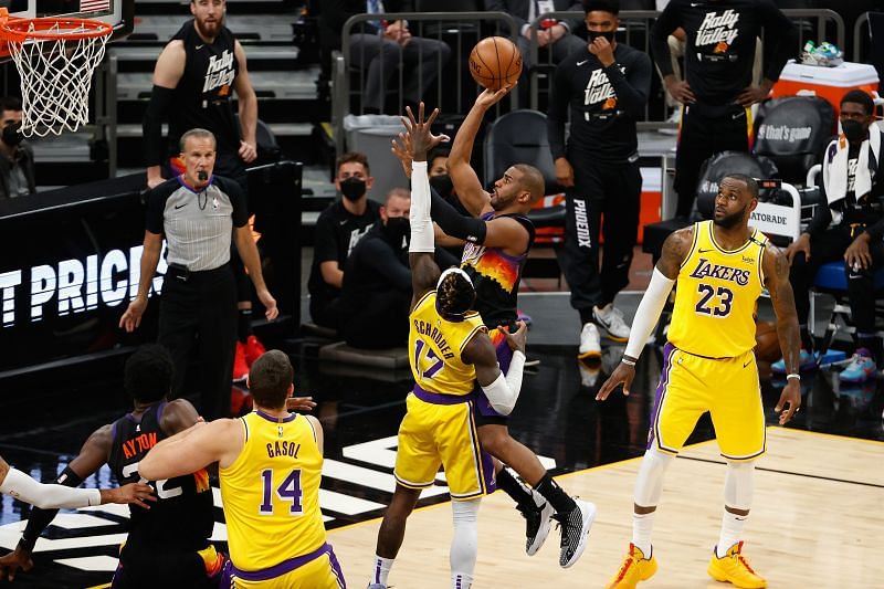 Chris Paul goes up for a layup