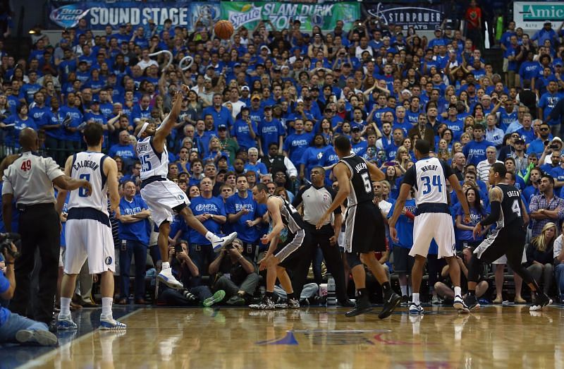 Vince Carter #25 of the Dallas Mavericks shoots the game winning shot in Game 3.