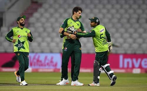 Shaheen Afridi and Sarfaraz Ahmed (R).