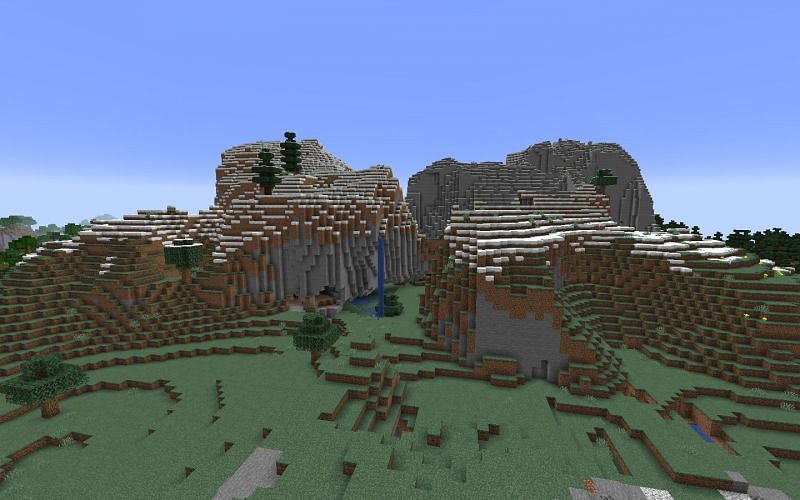 Mountains are often snowy to emulate those in real life (Image via Minecraft)