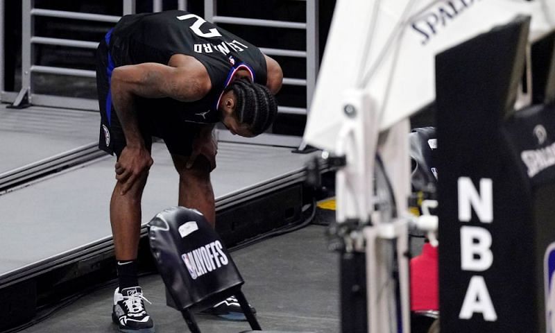 Kawhi Leonard injures his knee during Game 5 against the Utah Jazz