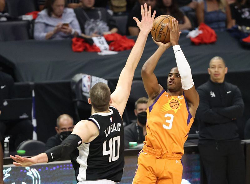 Chris Paul #3 shoots against Ivica Zubac #40