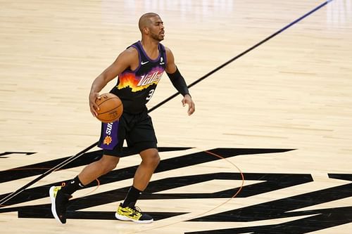 Chris Paul #3 handles the ball against the LA Clippers.