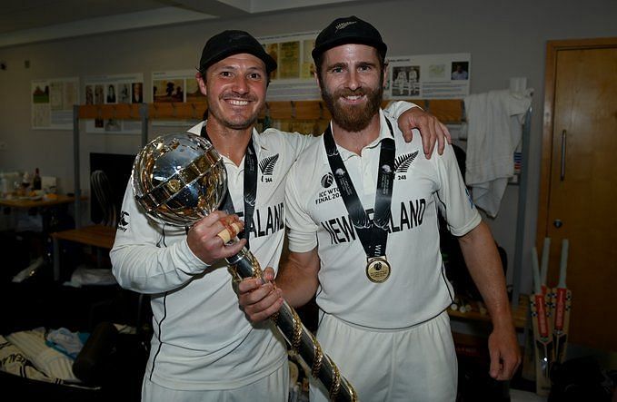 BJ Watling (L) and Kane Williamson sharing the Test mace