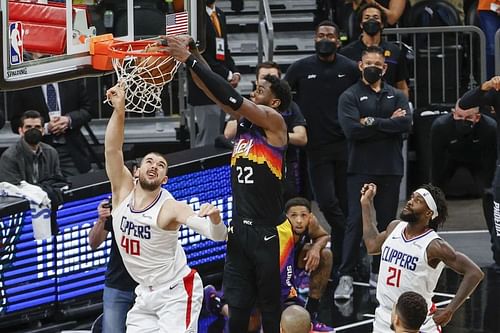 Deandre Ayton finishes the game-winning alley-oop