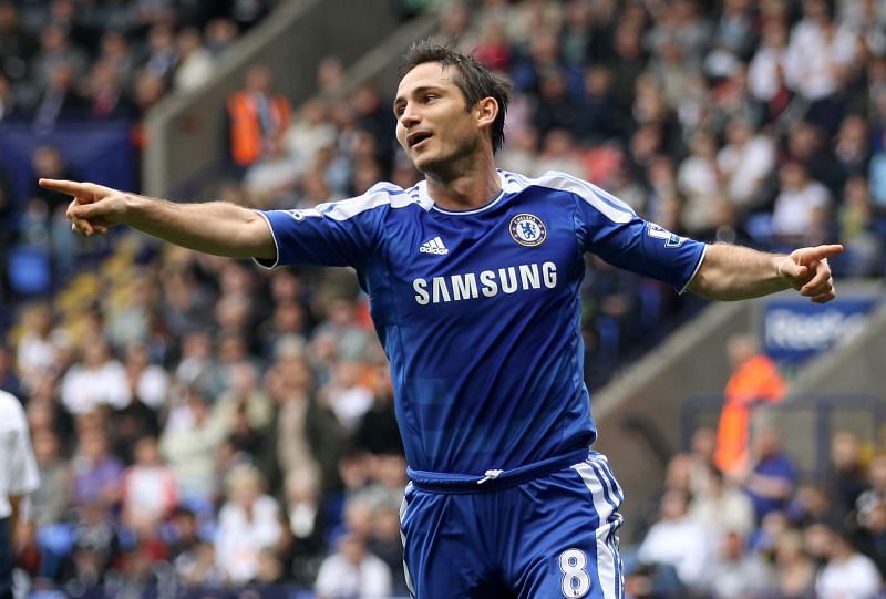 Frank Lampard playing for Chelsea in the Premier League