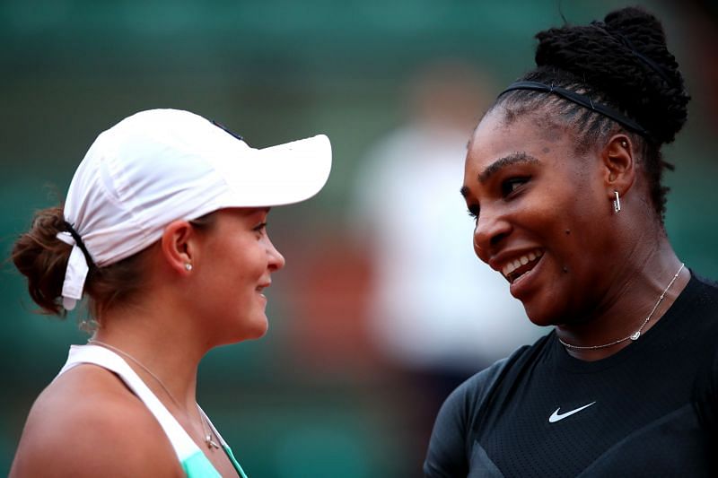 Ashleigh Barty (L) and Serena Williams