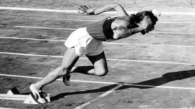 Milkha Singh in action (Image Source: Twitter/@HarsimratBadal)