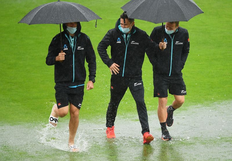 New Zealand players await the resumption of play on day 1 of the 2019-21 ICC WTC final