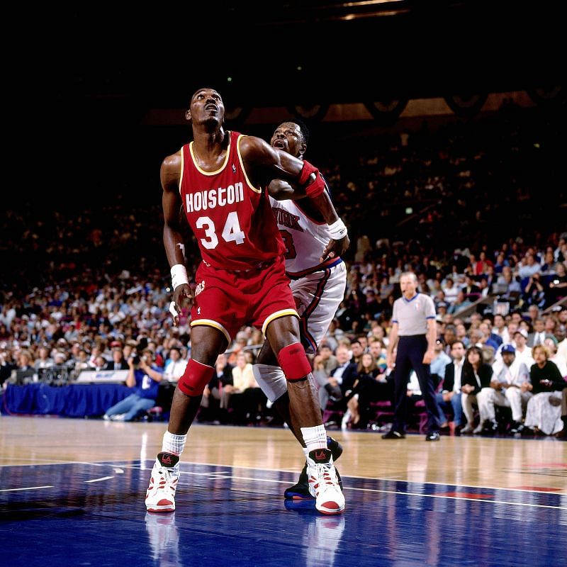 Olajuwon fighting Patrick Ewing for a rebound.