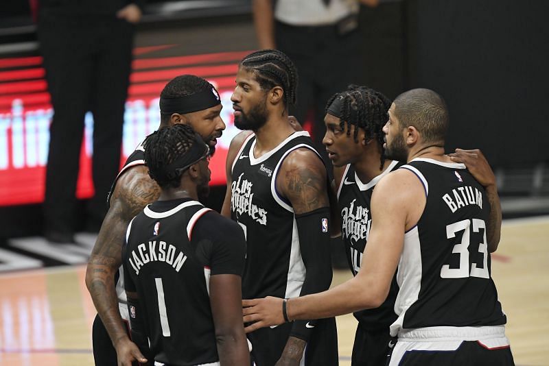 The Clippers huddle up.