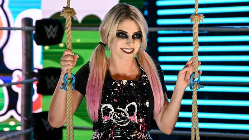 Alexa Bliss should not lose her match at the pay-per-view
