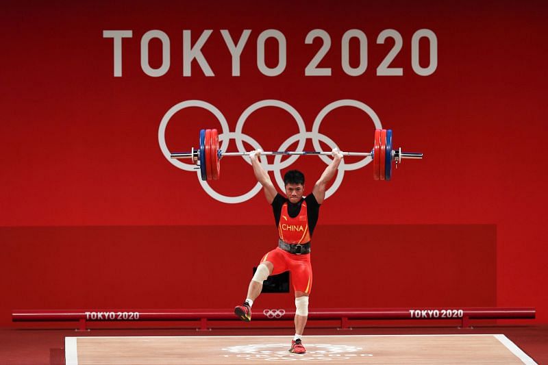 Li Fabin makes the gold medal lift in men&#039;s 61kg weightlifting category at Tokyo Olympics 2020