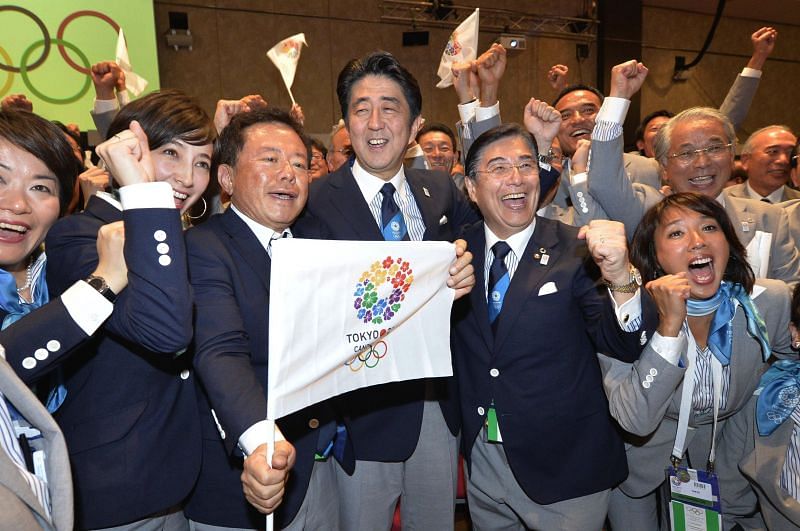 साल 2013 में टोक्यो को ओलंपिक 2020 की मेजबानी मिली जिसकी खुशी तत्कालीन प्रधानमंत्री शिंजो आबे ने भी मनाई।