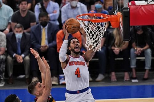 New York Knicks' Derrick Rose goes to the hoop.