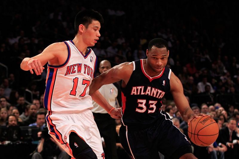 Willie Green #33 of the Atlanta Hawks drives against Jeremy Lin #17 of the New York Knicks at Madison Square Garden on February 22, 2012