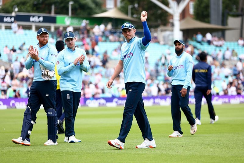 &lt;a href=&#039;https://www.sportskeeda.com/player/sam-curran&#039; target=&#039;_blank&#039; rel=&#039;noopener noreferrer&#039;&gt;Sam Curran&lt;/a&gt; (centre) acknowledges the crowd after his five-wicket haul against Sri Lanka in the 2nd ODI