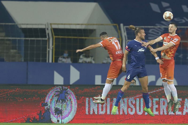FC Goa&#039;s &lt;a href=&#039;https://www.sportskeeda.com/player/james-donachie&#039; target=&#039;_blank&#039; rel=&#039;noopener noreferrer&#039;&gt;James Donachie&lt;/a&gt; (right) tries to win an aerial duel during an ISL match last season