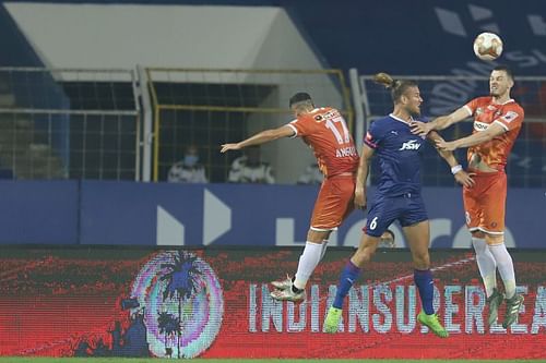 FC Goa's James Donachie (right) tries to win an aerial duel during an ISL match last season