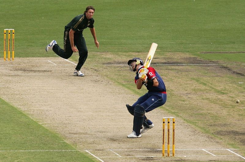 Glenn McGrath bowls a short ball to England&#039;s Kevin Pietersen.