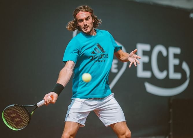 Watch: Stefanos Tsitsipas' racket spectacularly comes apart during quarterfinal loss at Hamburg