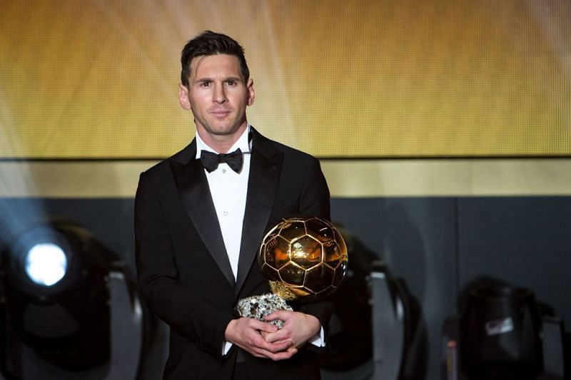 Lionel Messi poses with his 2015 Ballon d&#039;Or award