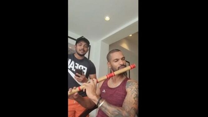 Prithvi Shaw sings "Ye Shaam Mastani," Shikhar Dhawan plays the flute