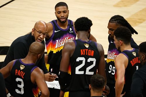 Head coach Monty Williams talks with Chris Paul #3, Deandre Ayton #22, Mikal Bridges #25, Jae Crowder #99 and Devin Booker #1 in Game 5.