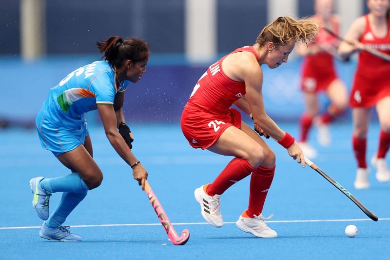 India&#039;s Vandana Katariya vies for the ball with Great Britain&#039;s Shona McCallin