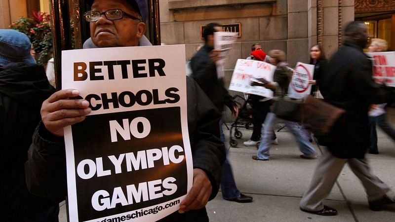 कई देशों में लोग ओलंपिक के आयोजन को धन की बर्बादी से जोड़कर इनके आयोजन का विरोध भी करते हैं।