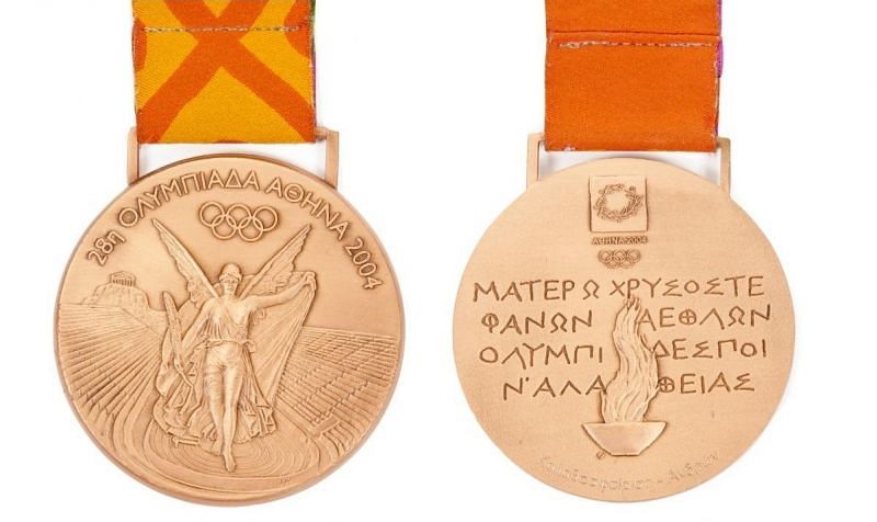 ग्रीस ने 2004 एथेंस ओलंपिक में पदक को अपने पौराणिक इतिहास के करीब लाते हुए नए रूप से तैयार किया।