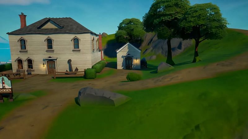 Look inside the tiny shack for the artifact (Image via KingAlexHD/YouTube)