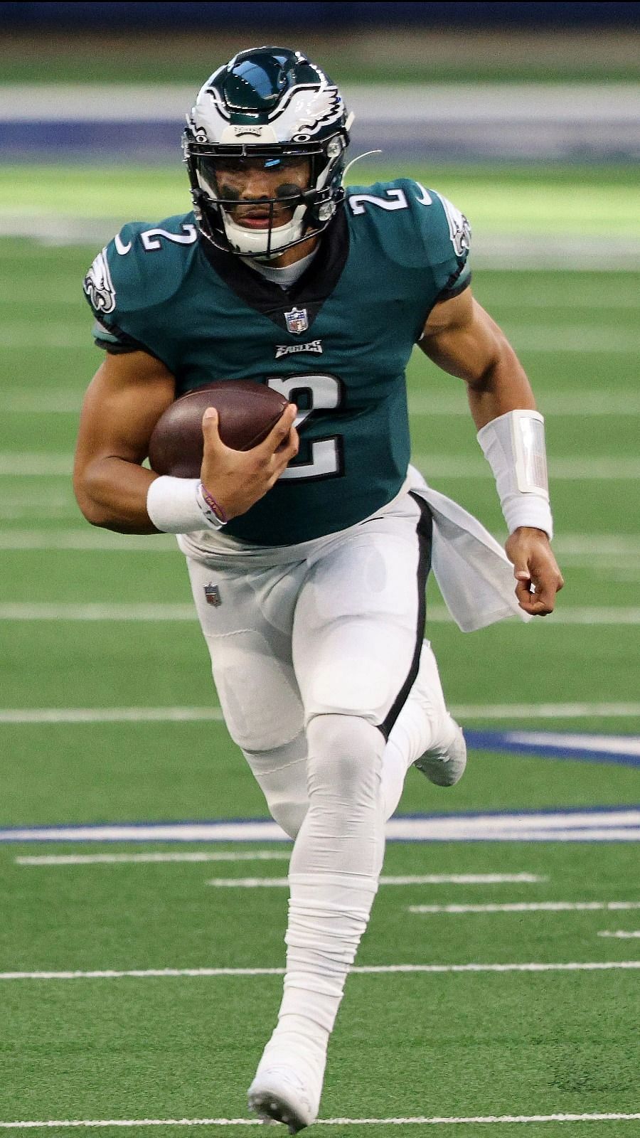 Philadelphia Eagles' QB Jalen Hurts dead lifts 620 pounds