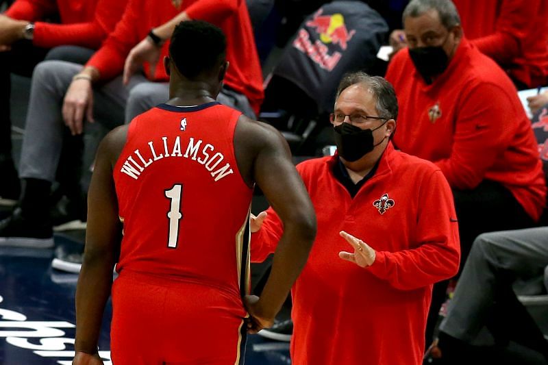 Former Pelicans head coach Stan Van Gundy talks with Zion Williamson (#1).