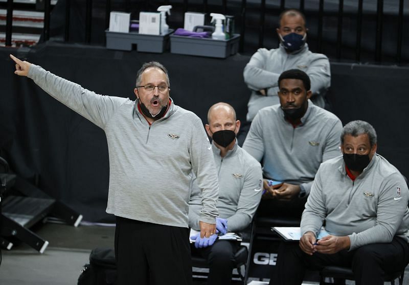 Stan Van Gundy coaching the New Orleans Pelicans in 2021.