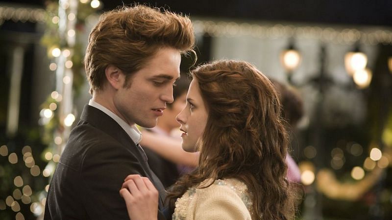 Robert Pattinson and Kristen Stewart as Edward Cullen and Bella Swan, respectively (Image via Netflix)
