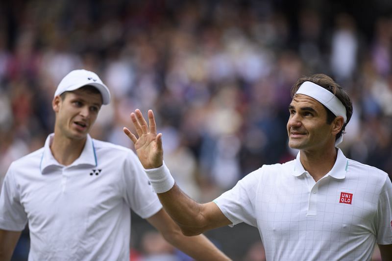 Hubert Hurkacz (L) and Roger Federer