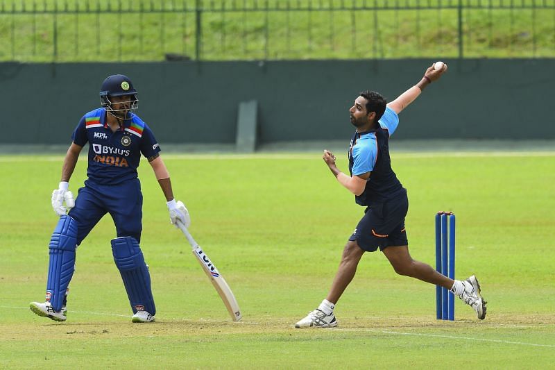 Manish Pandey(left) and Bhuvneshwar Kumar(right)